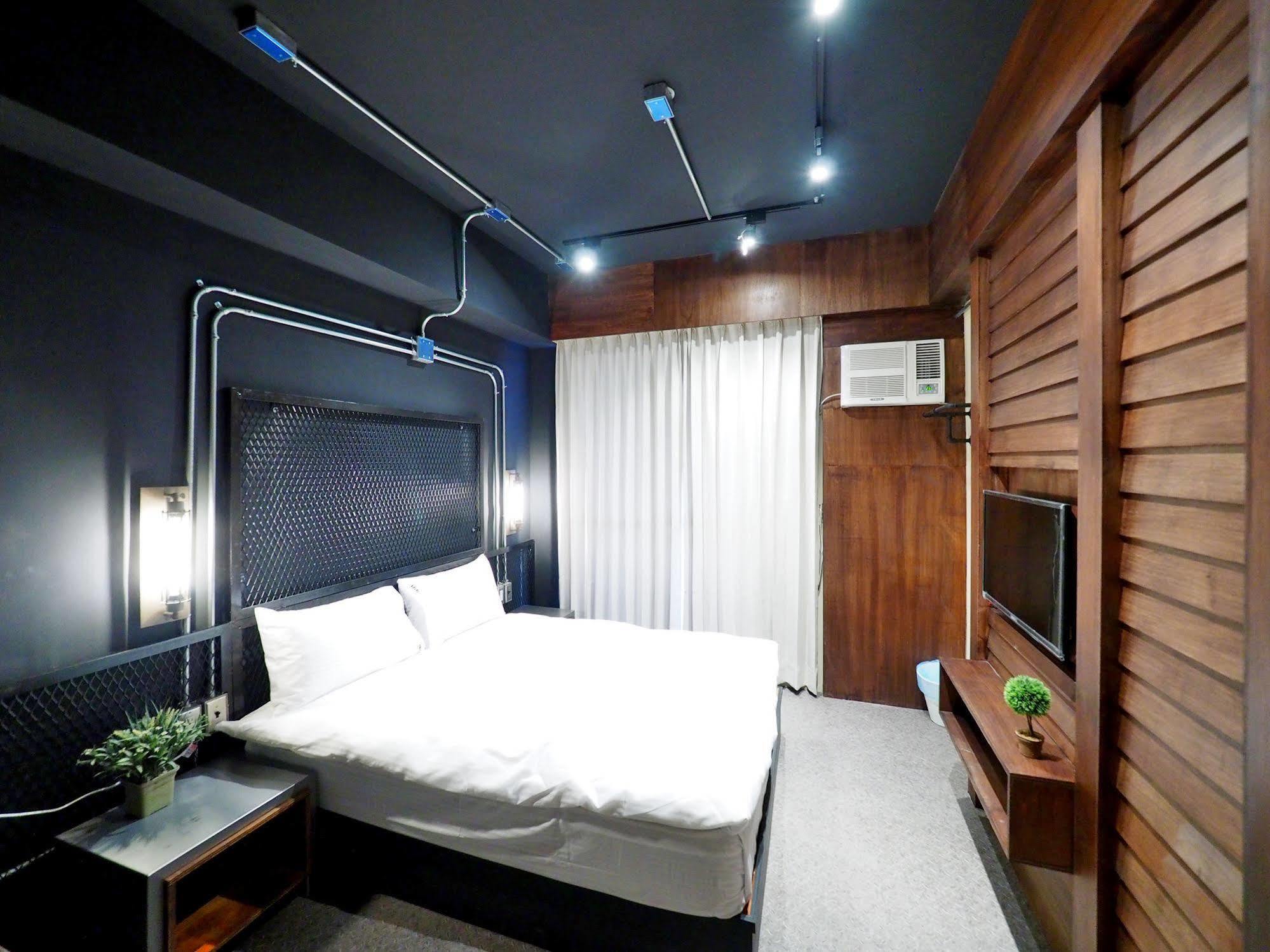 Loft Hostel Fengjia Taichung Esterno foto